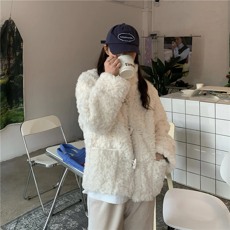 Утепленная куртка из хлопка с имитацией меха высоким воротником зимняя