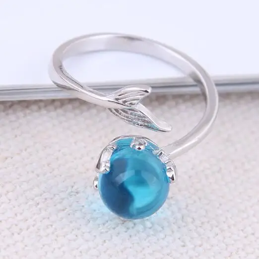 Женское серебряное кольцо с натуральным камнем круглые бусины в форме рыбы