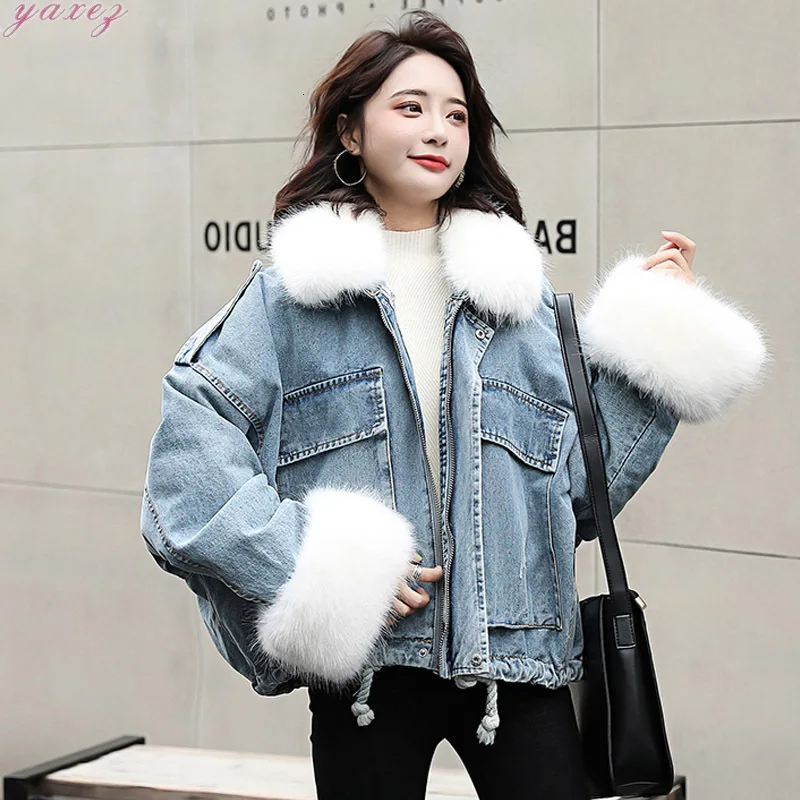 Женская джинсовая куртка с длинным рукавом и большим меховым воротником в