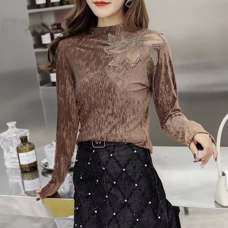 Женская футболка с высоким воротником черного цвета пышными плечами сетчатыми