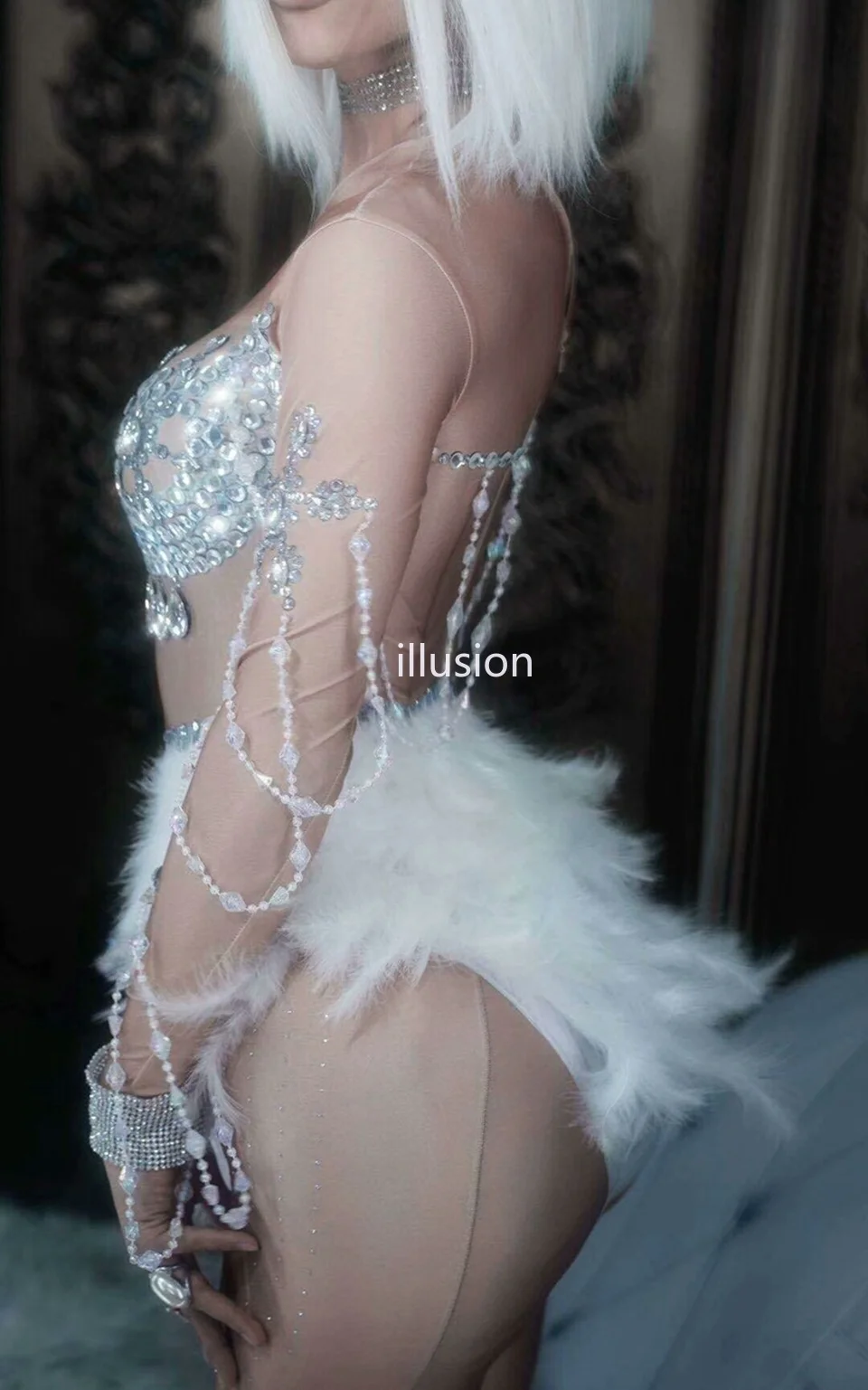 

Sparkling Crystals Jumpsuit Nightclub Party Dress Women Sexy Skin Color Bodysuit White Feather Rhinestone Dress Dance Costume