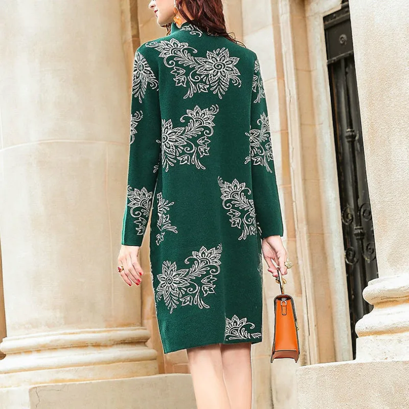 

2021 Women Elegant White Floral Jacquard Long Sleeve Green Knitted Dress Vintage Half Turtleneck Loose Sweater Dress 4XL Y480