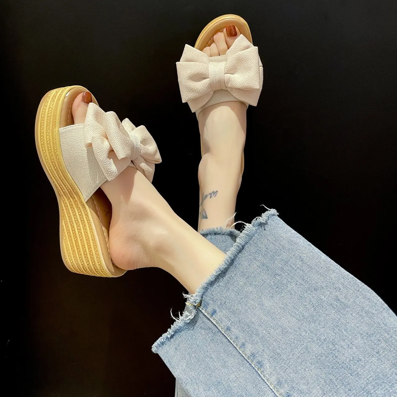 

Elegant Temperament Bowknot Wedges Ladies Slippers Waterproof Thick-Soled Summer Fashion Thick-Soled Wear-Resistant Beach Shoes.