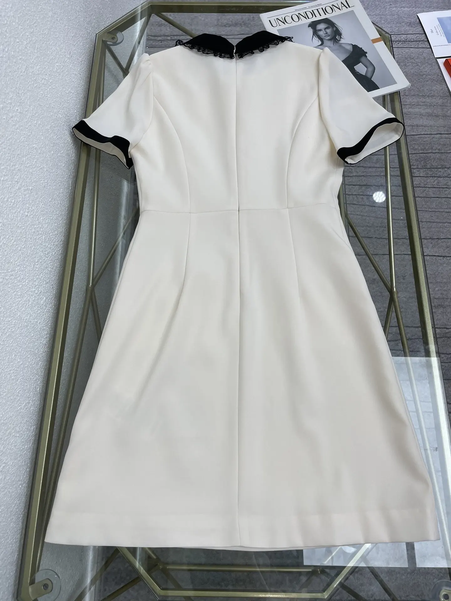 

2021Spring and summer new dress contrast collar lace stitching black apricot