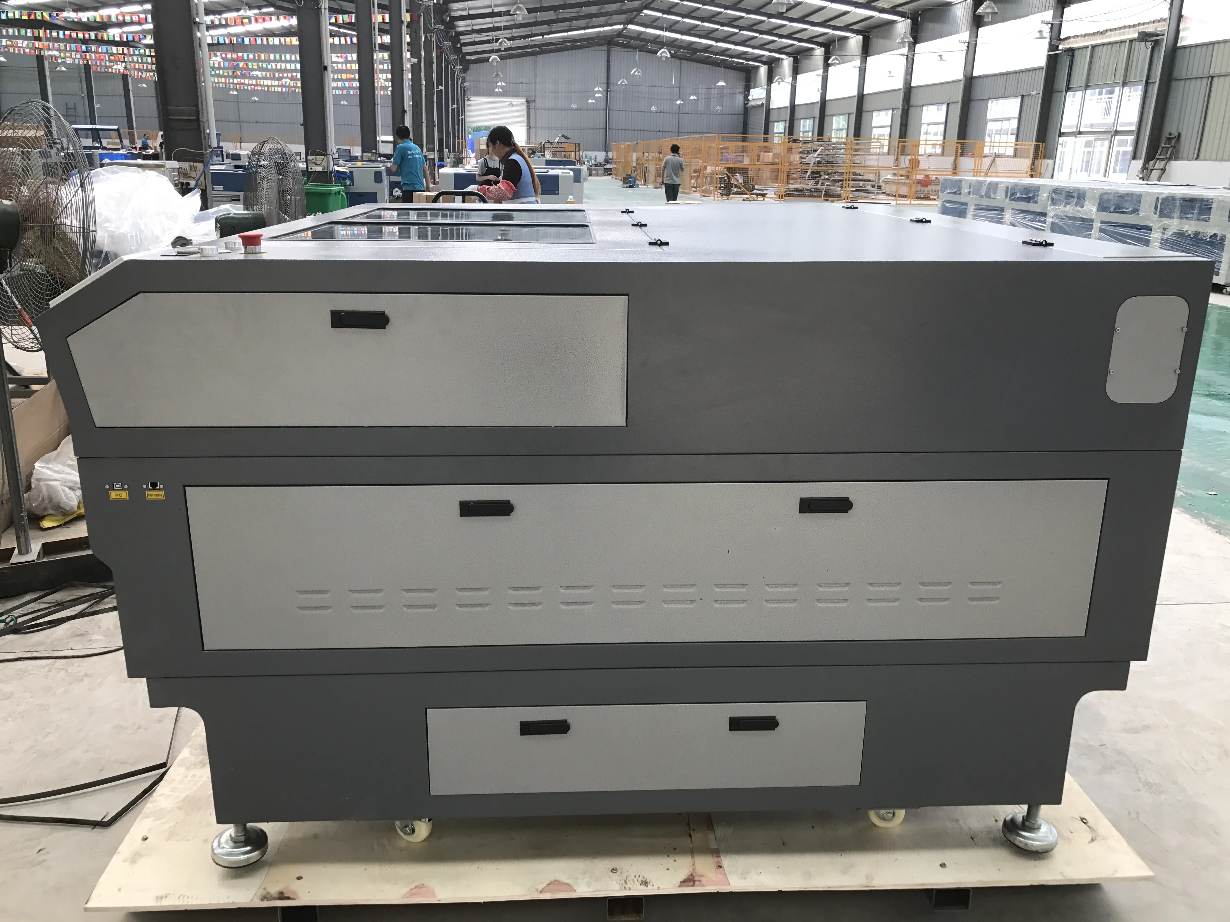 Хороший производитель CO2 лазерный резак с металлами лазерная режущая машина для