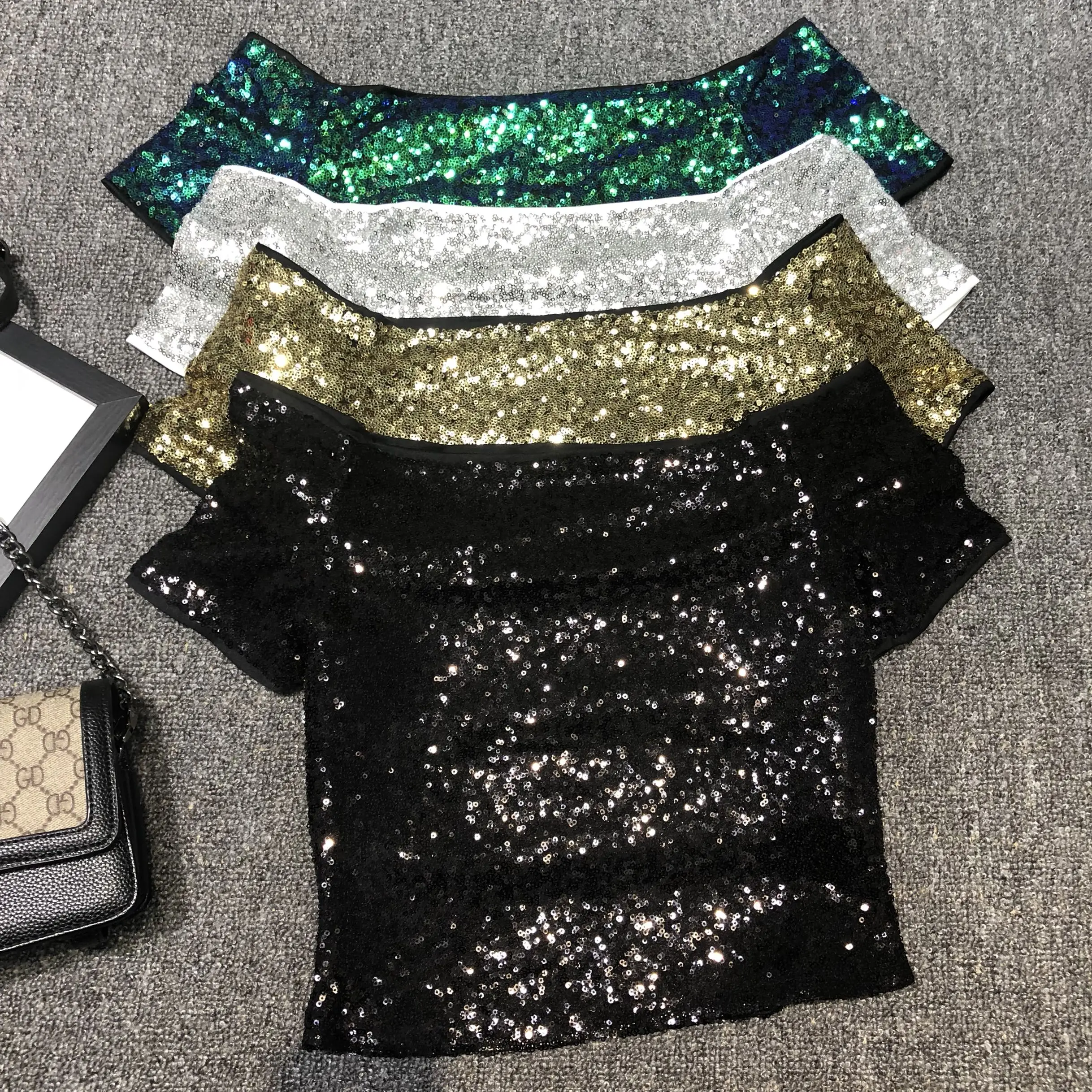 Женский топ с блестками короткий открытыми плечами и коротким рукавом 2019 |