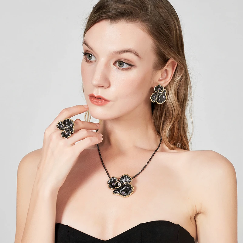 Женское Винтажное кольцо Mytys черное с цветком в стиле ретро желтое золото