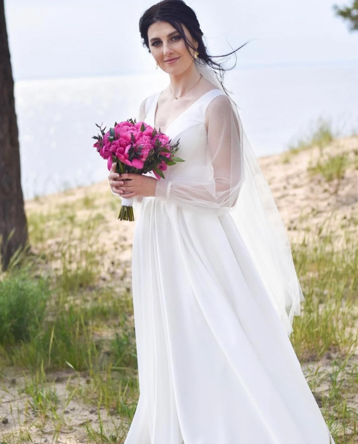 

Wedding Dress A-Line V-Neck Tank Illusion Tulle Full Sleeve Backless Satin Floor Length Sweep Train Simple Bride Gown 2021