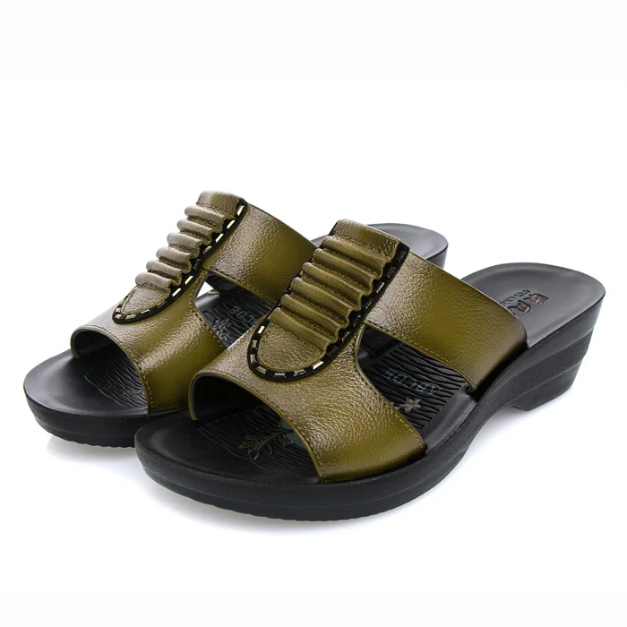 Тапки из натуральной кожи на танкетке для женщин среднего возраста женские