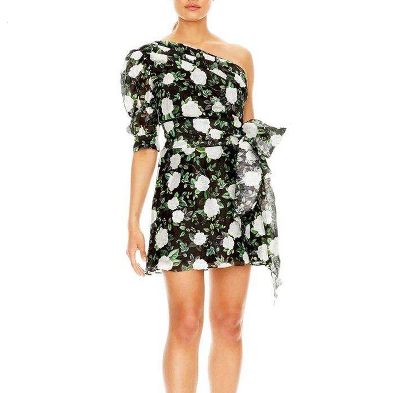 Платье TWOTWINSTYLE с принтом разноцветное ассиметричным воротником и рукавами