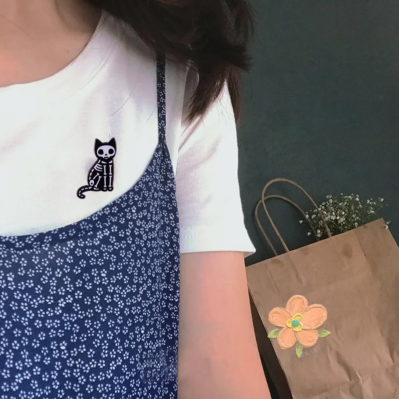 X-Ray Скелет кошка эмали штырь черный белый цвет черепа значок Хэллоуина |