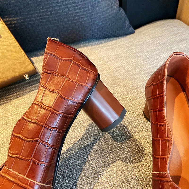 

Pumps Formal Elegant Style Concise Design Embossed Cow Leather Pointed Toe Mid Thick Heel Solid 2 Colors Daily Work Shoes
