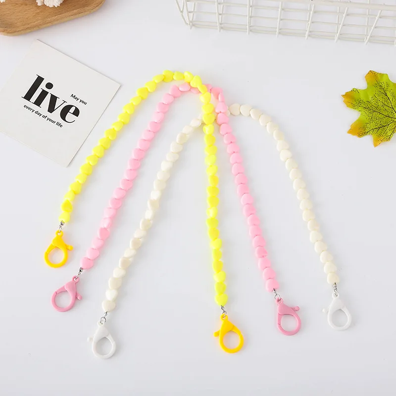 Детский цепочка для очков из акрила в виде сердца ярких цветов, предотвращающая их потерю, с креплением для маски и шнурком для фиксации на шее.