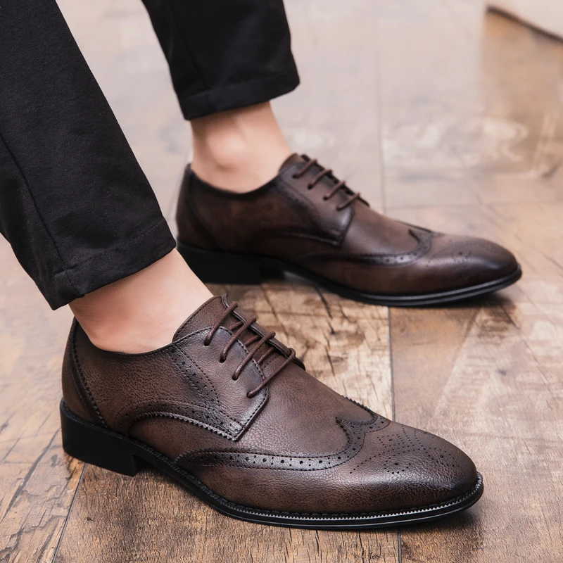 

2020 Brogue Formal Shoes Men Dress Leather Shoes Fashion Men Flats Shoes Genuine Retro Pointed Toe Oxford Male Footwear Zapatos
