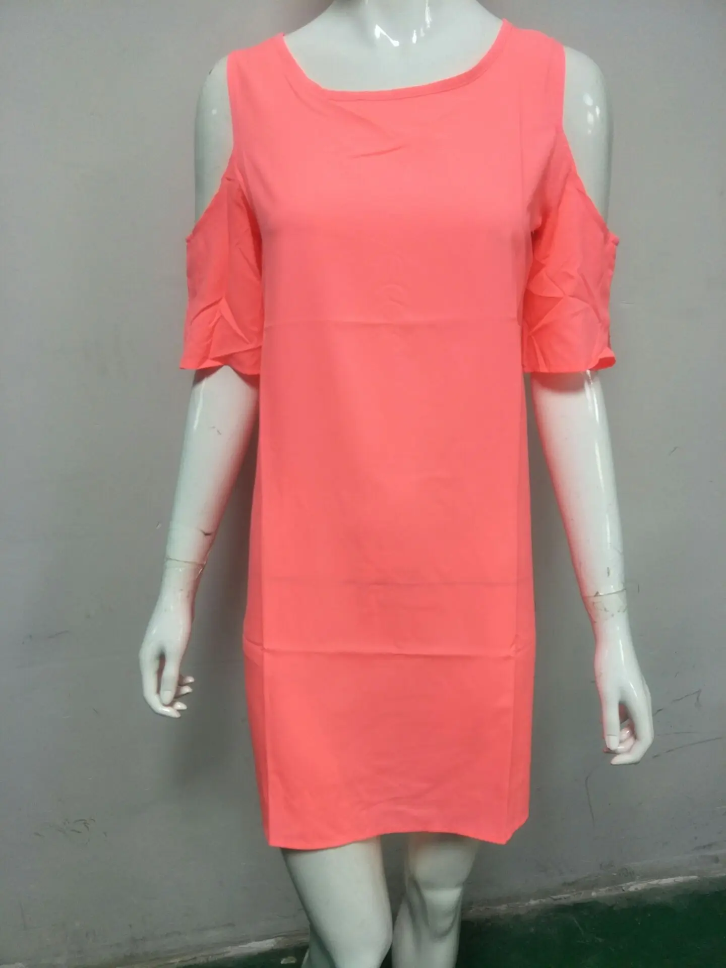 Платье-мини женское однотонное с круглым вырезом открытыми плечами и коротким