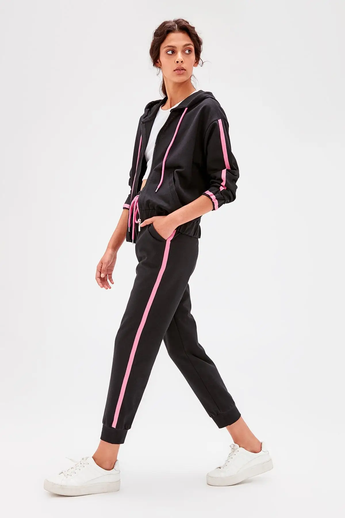Trendyol черные трикотажные спортивные штаны с рельефной лентой TWOAW20EA0032 | Спорт и