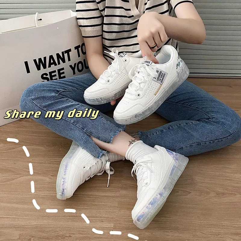 

Женские маленькие белые кроссовки с желейной подошвой и сердечками, спортивная обувь, нишевые оригинальные женские ботинки, Необычные боти...