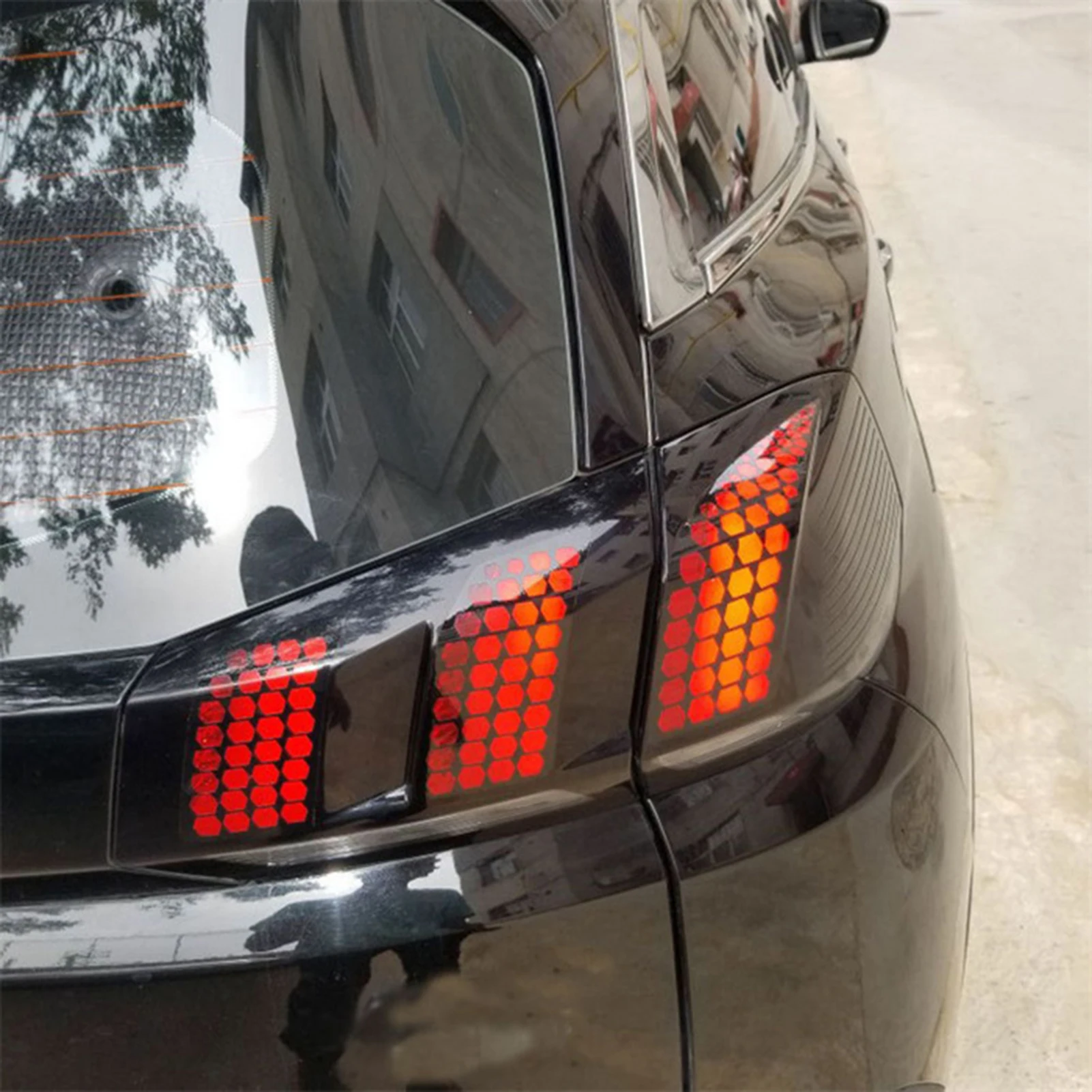 Ажурная сотовая наклейка на заднюю фару автомобиля универсальная задсветильник
