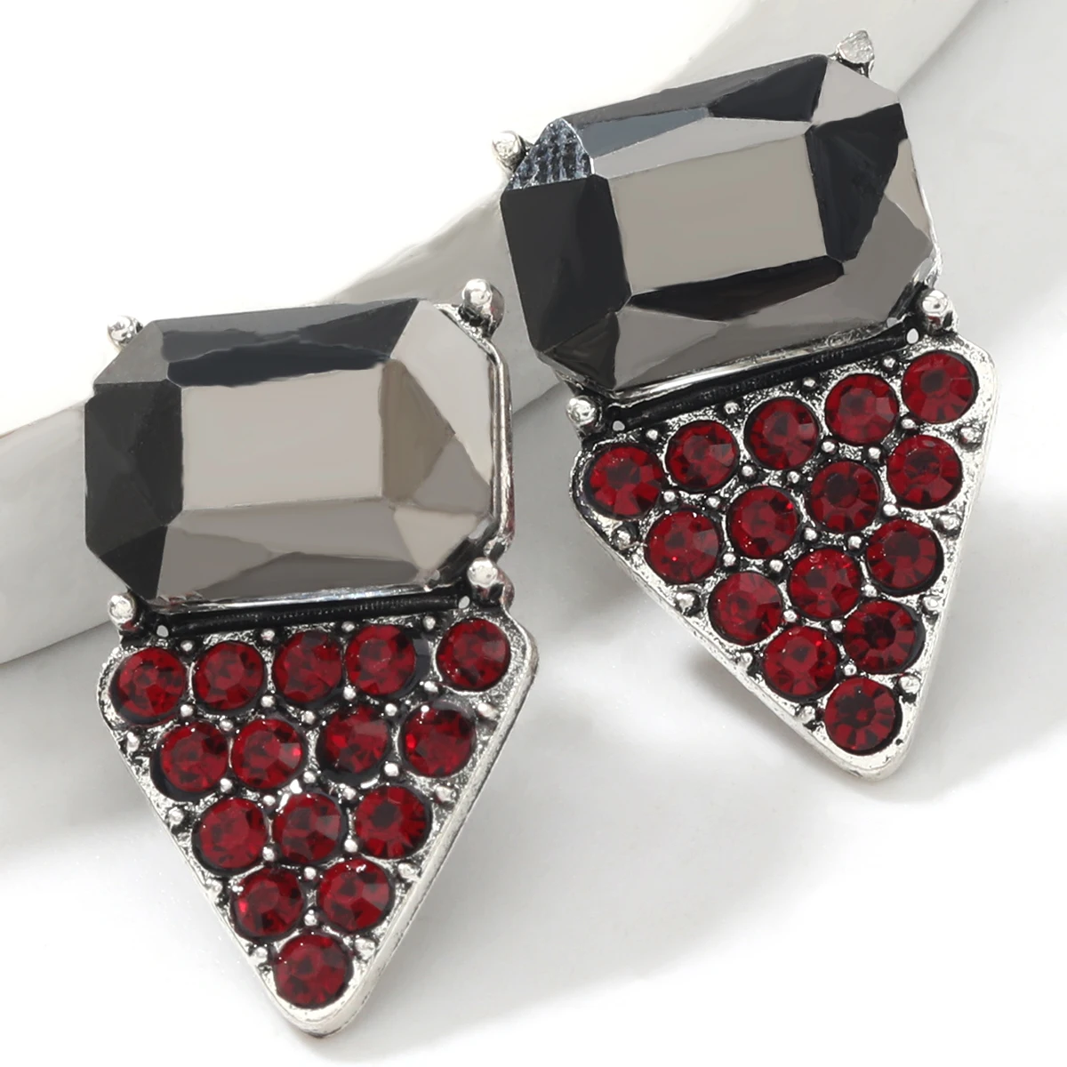 

2021 Retro Metal Acrylic Geometric Earrings Campus Party Simple Stud Earrings Women's Cute Statement Earrings