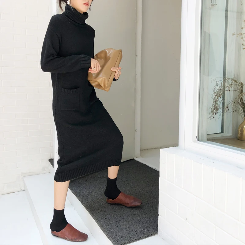 Женское платье-свитер с высоким воротом длинными рукавами и карманами черный