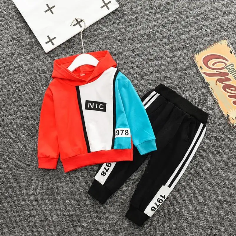 2020 модный костюм для маленьких мальчиков свитер с капюшоном и надписью + штаны 2
