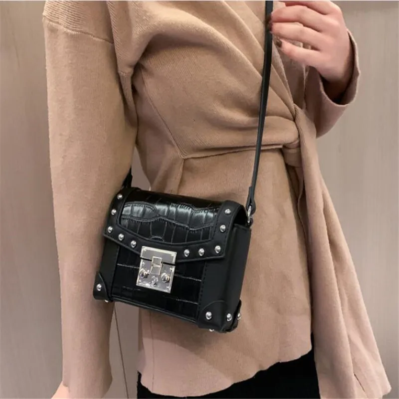 Женская винтажная маленькая квадратная сумка черная через плечо с узором под