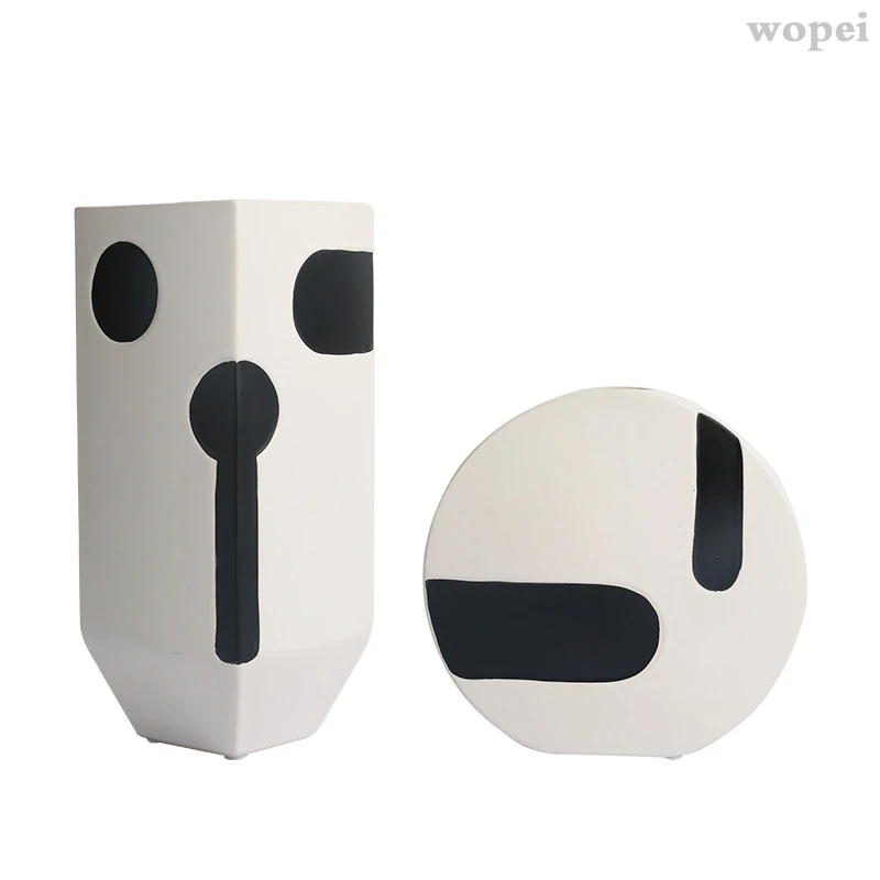 

The living is with simple ceramic vases, interesting handicrafts, decorations, modern ceramic decorations flower arrangement.