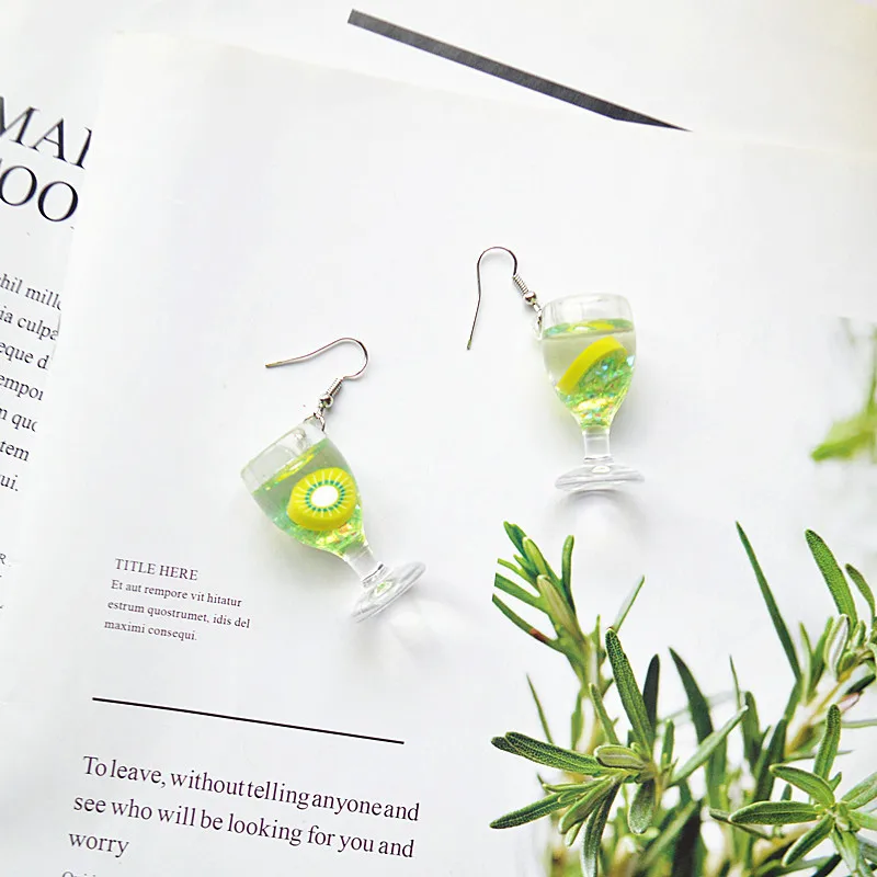 Необычные эмульсионные крутые и освежающие серьги в виде фруктового сока