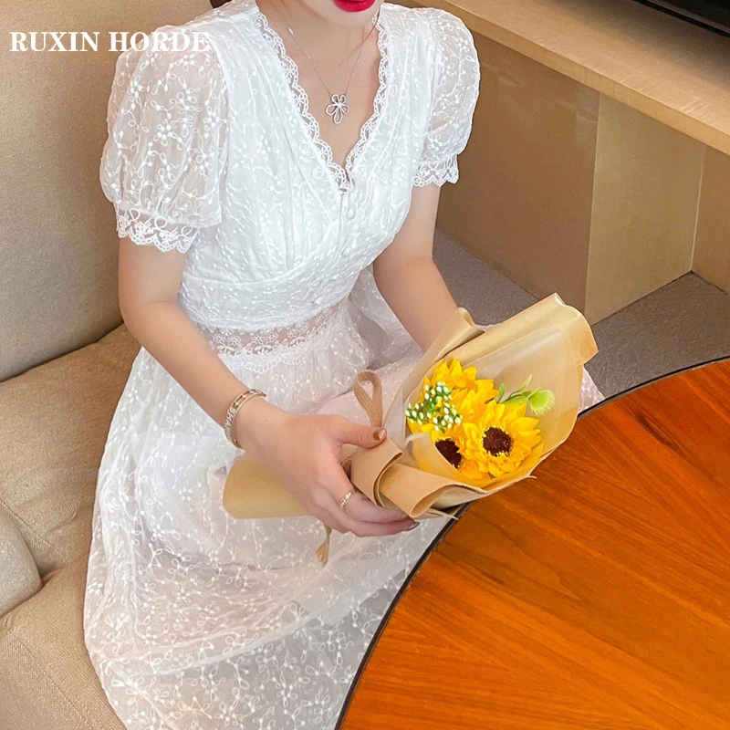 

2021 Summer Ladies Elegant Temperament V-Neck Hollow Lace Bubble Short-Sleeved Commuter Waist White Beautiful A-Line Dress