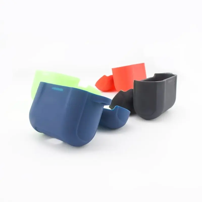 Противоскользящий силиконовый чехол для наушников защитный с карабином черепом