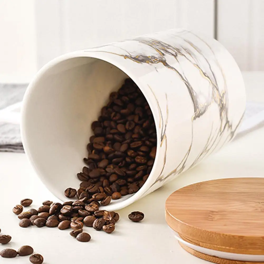 Шикарные бутылки и банки с мраморным узором деревянной крышкой минималистичные