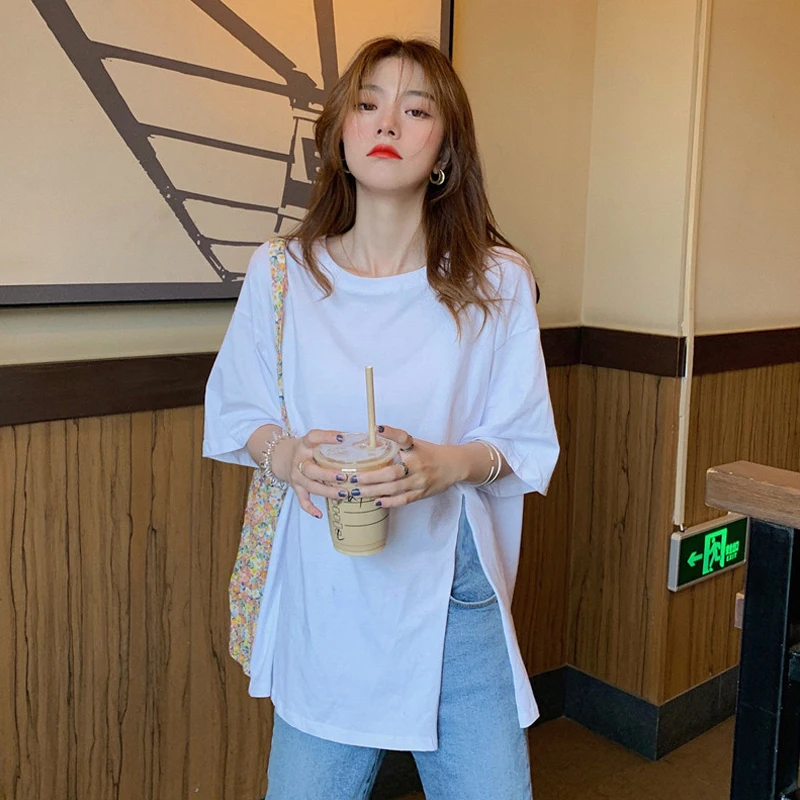 Женская хлопковая футболка с коротким рукавом круглым вырезом и разрезом сбоку |