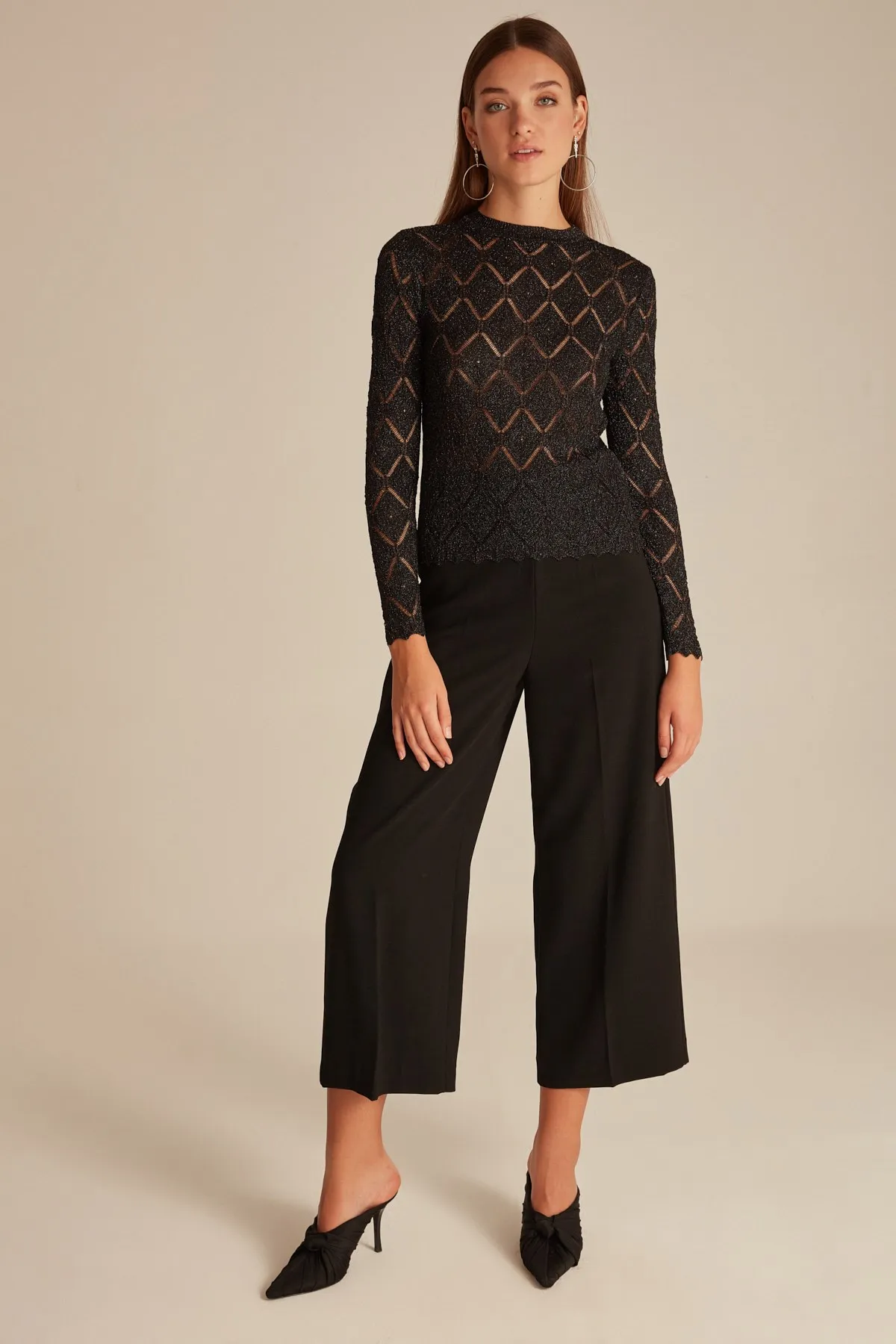 Трикотажный свитер с велосипедным воротником| |