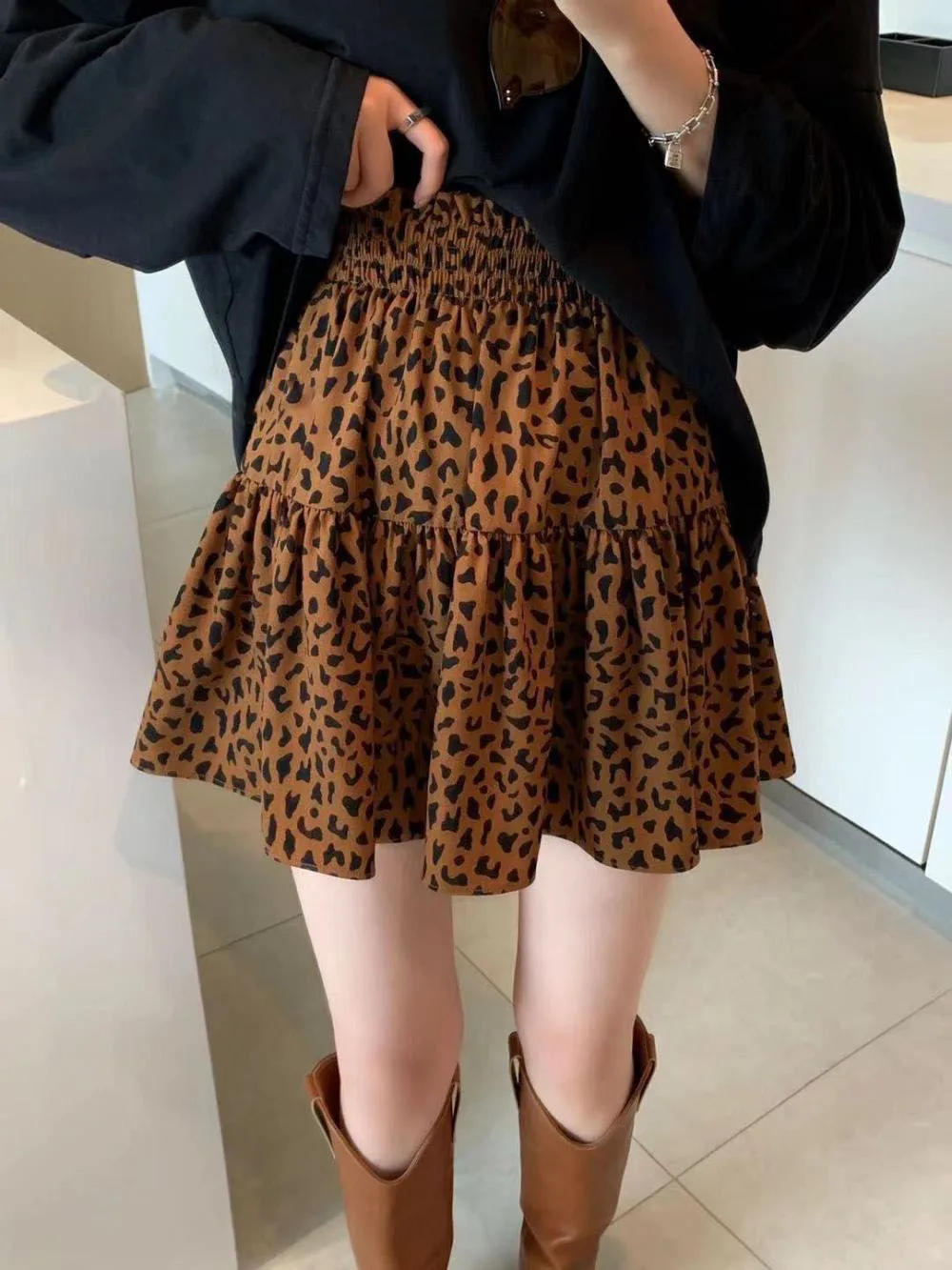 

CX 2021 New Women Autumn Japanese Design Feels Fashion Sexy Niche Dew Shoulder Long Sleeve T-Shirt +Leopard Print Short Skirt