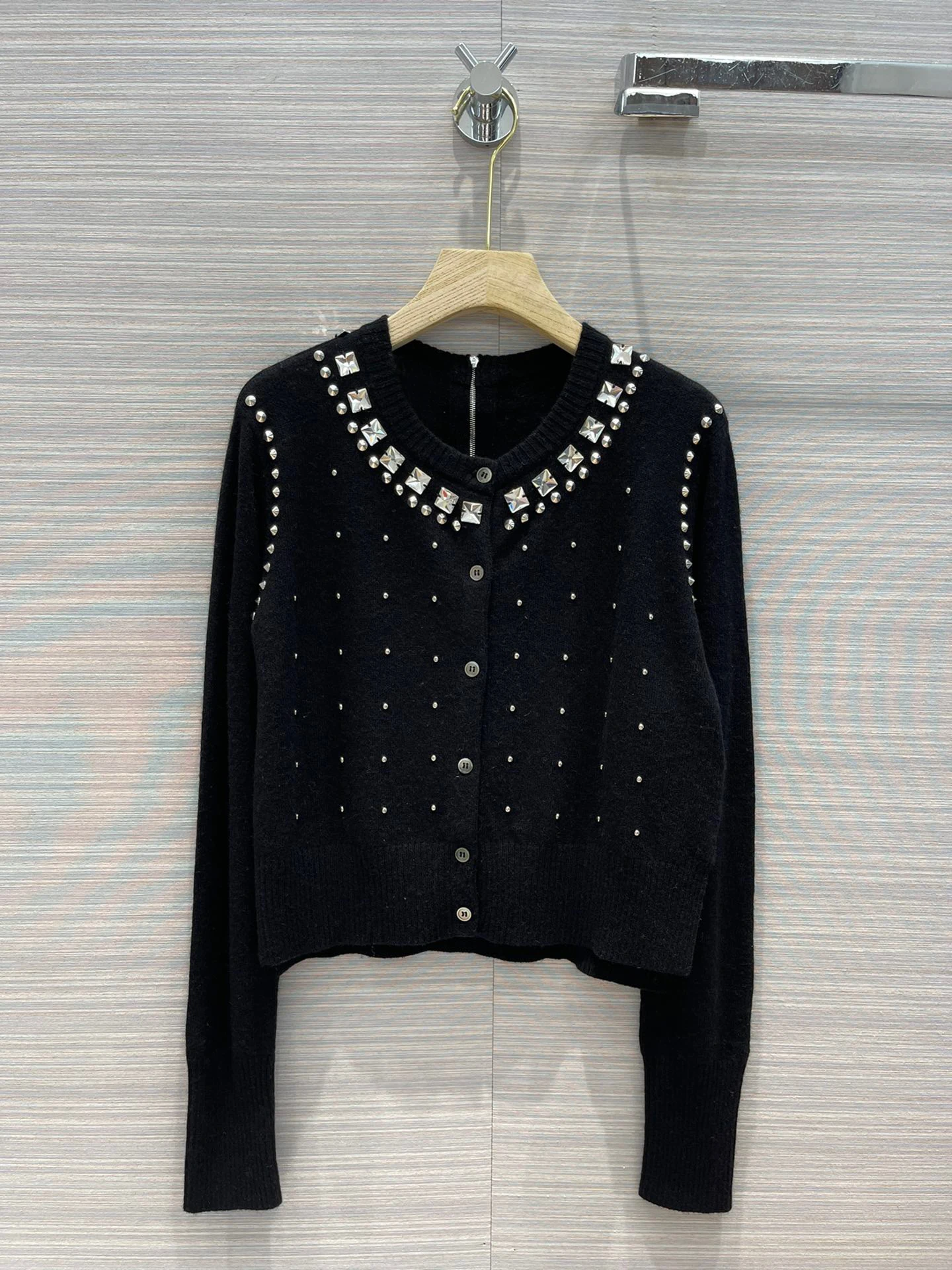 

Designer Clothes High Quality Women Temperament Soft Comfortable Rhinestone Rivet Wool Knitted Cardigan