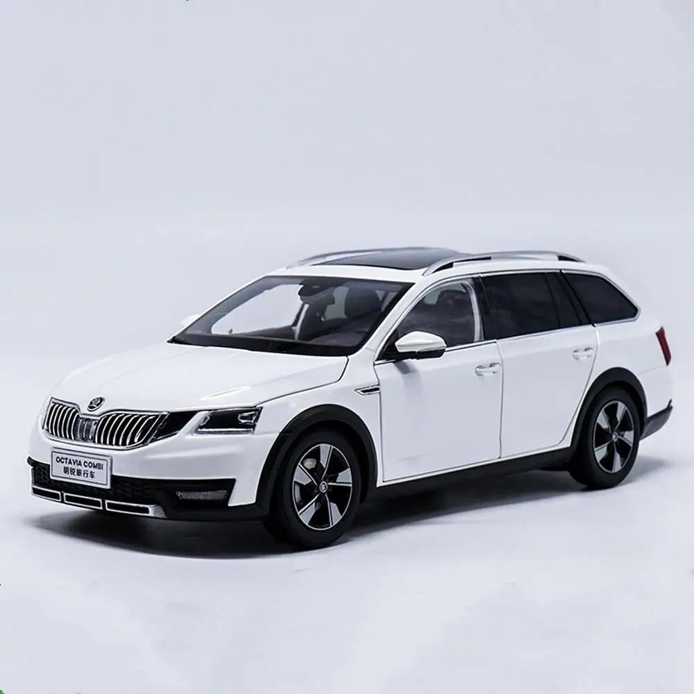Коллекция белых литых моделей автомобилей в масштабе 1/18 VW Volkswagen SKODA OCTAVIA