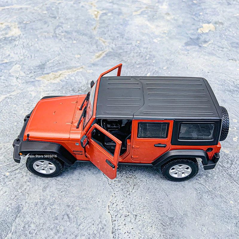 Модель автомобиля Maisto 1:24 2015 Jeep Wrangler неограниченная модель из сплава поделки
