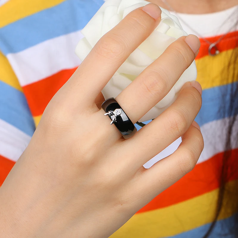 Женское керамическое кольцо черно-белое обручальное с фианитами 8 мм 925 |