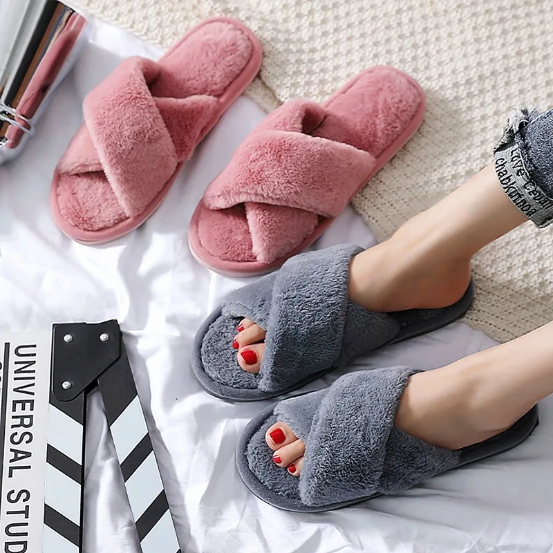 

Зимние женские домашние тапочки из искусственной кожи, модная теплая обувь, женские пушистые тапочки без застежек на плоской платформе с от...