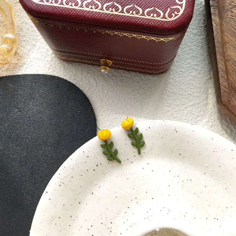 

New 2021 contracted Fresh sweet flowers fashion Women Stud earrings Korean elegant temperament small earrings Jewelry