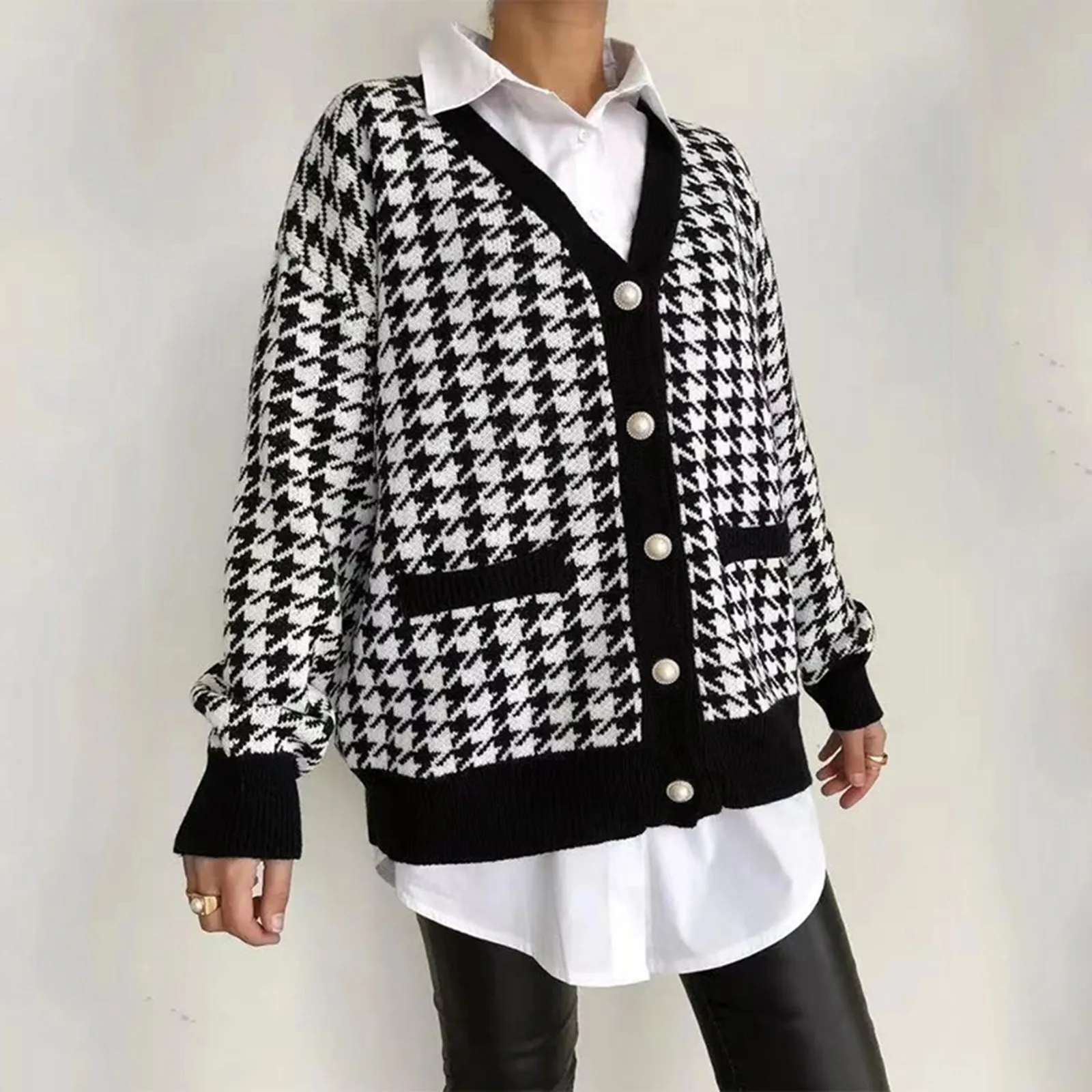 

Женский вязаный кардиган «гусиная лапка» на пуговицах с V-образным вырезом