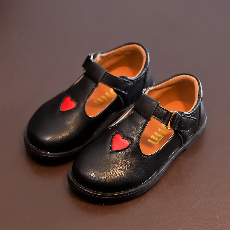 Повседневная обувь принцессы Обувь из искусственной кожи с сердечками и пряжкой