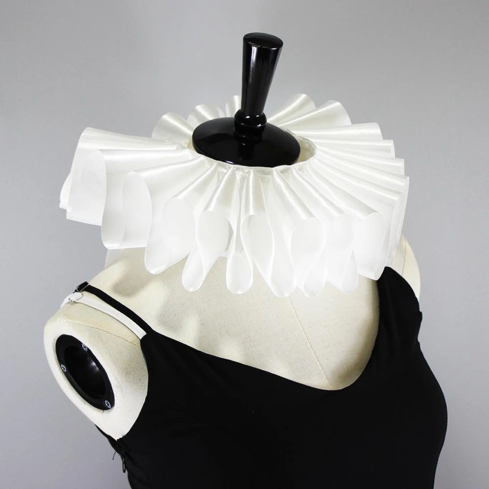 Атласный шарф в викторианском стиле с оборками |