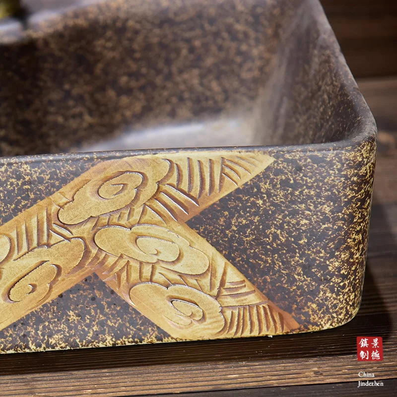 Золотая керамическая раковина в европейском стиле для ванной комнаты |