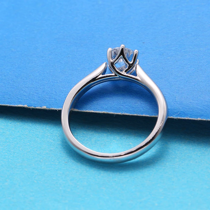 Пасьянс 0.5CT сердца стрелы бесцветные Charles Colvard Forever One Moissanite обручальное кольцо 18K
