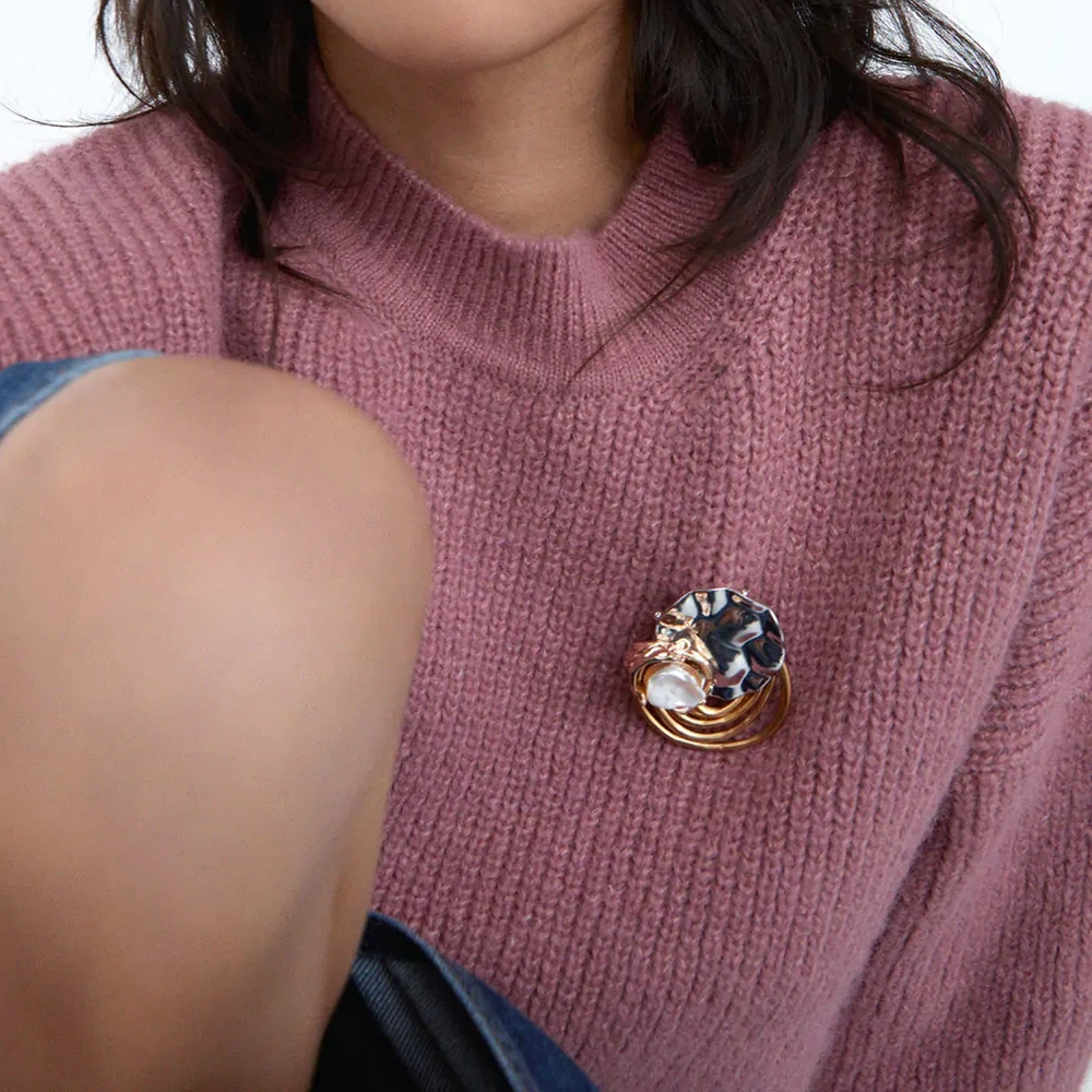 

Vedawas Large Gold Silver Colour Round Metal Brooches For Women Charm Luxury Romantic Wedding Jewelry 2020 Fashion Maxi Pectoral