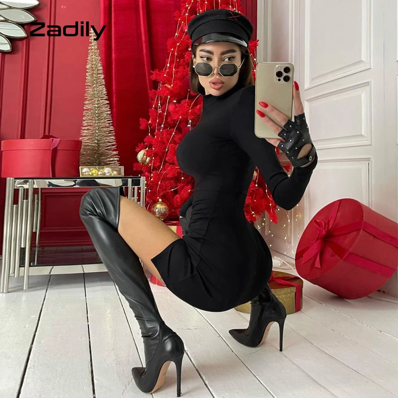 

Женское облегающее однотонное мини-платье с высоким воротником и длинным рукавом