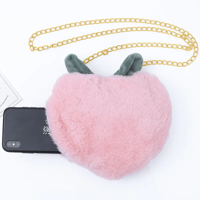 Сумка в форме сердца персиковая мягкая сумочка на одно плечо с пушистыми