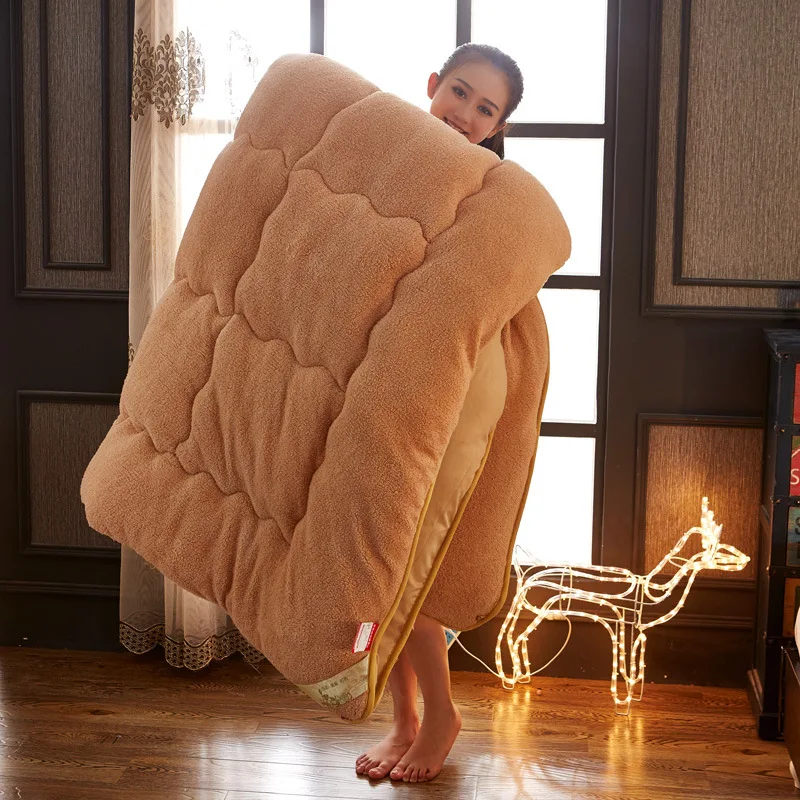 

Lamb velvet quilt is thickened in winter to keep warm in autumn and winter