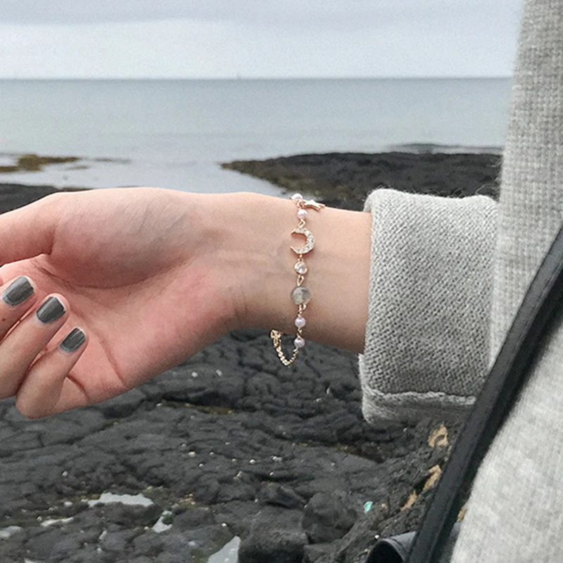 Женский многослойный браслет с бусинами золотого цвета подвеской в виде Луны и